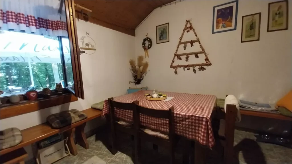 Zavetje v notranjosti koče lahko v slabem vremenu najde do štirideset pohodnikov.
