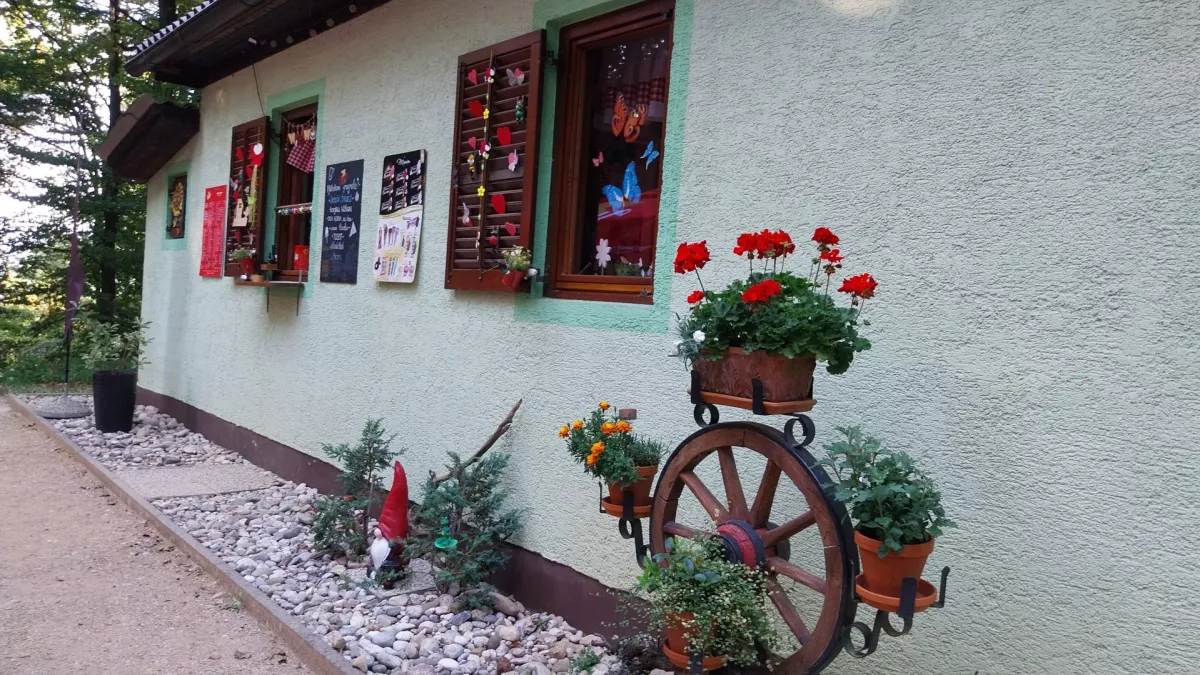 Zunanjo urejenost koče gre pripisati kar Tini Pogačar, ki skrbi tudi za cvetoče lončnice. Foto: Vesna Levičnik