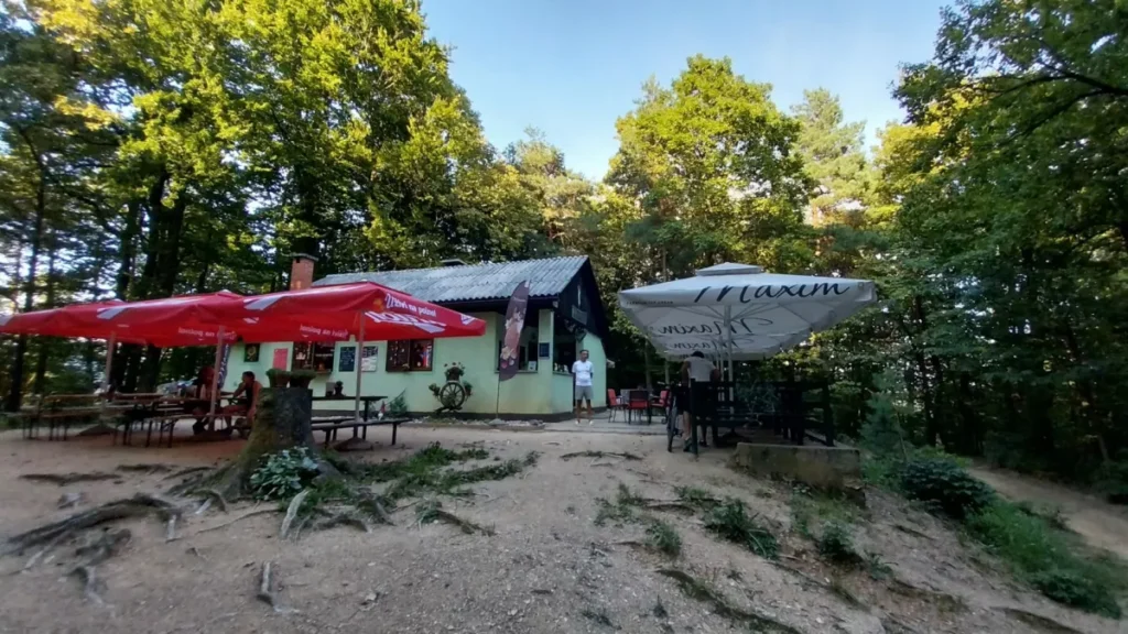 Koča na Klobuku, skrita pod obronki Toškega čela, je priljubljena pohodniška točka.